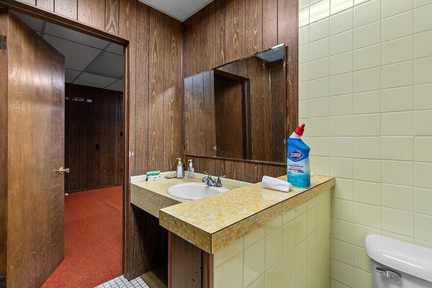 More Photos Of 754 N Main St, Oshkosh General Retail For Sale