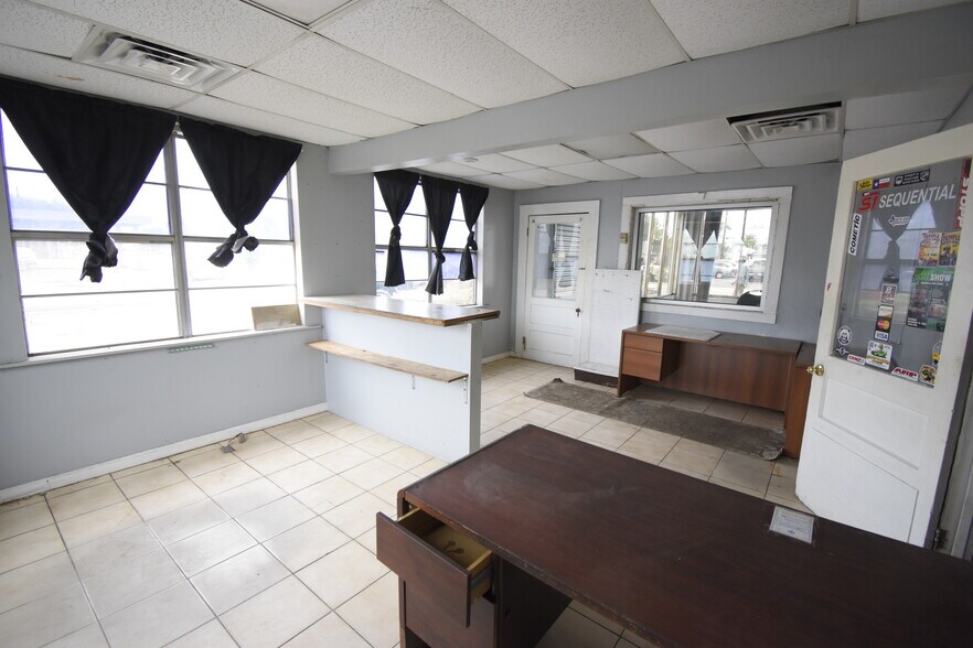 More Photos Of 621 W Main St, La Porte Warehouse For Lease