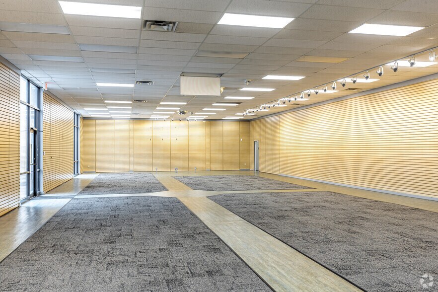 More Photos Of 2007-2061 N Commercial St, Harrisonville Unknown For Lease