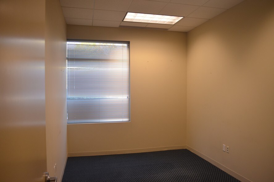 More Photos Of 4170 Lafayette Center Dr, Chantilly Light Distribution For Sale