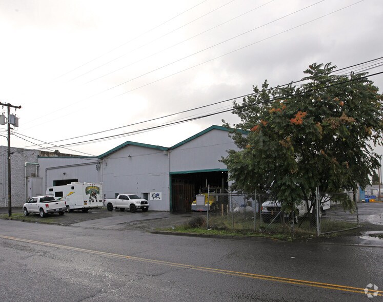 More Photos Of 135-145 N Cleveland St, Eugene Warehouse For Sale