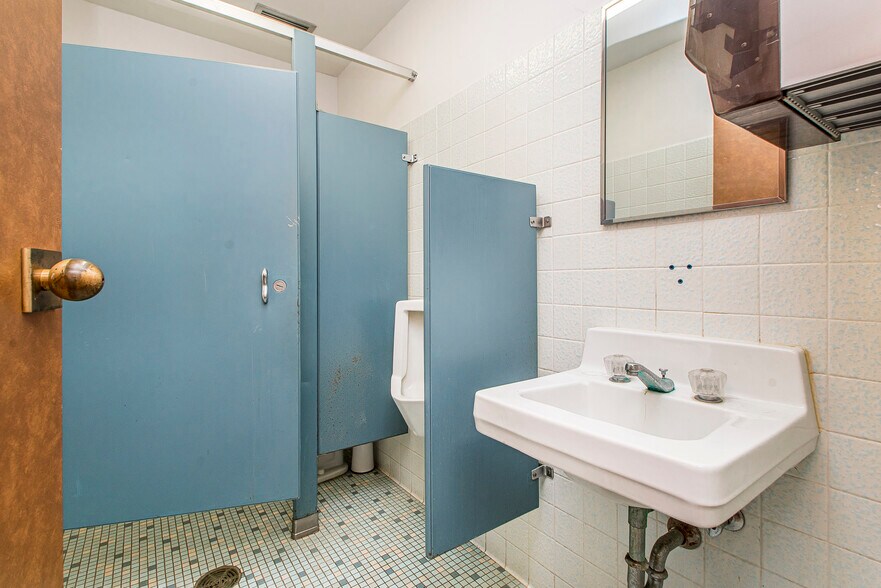 More Photos Of 724 Avenue F, Bogalusa Office For Sale