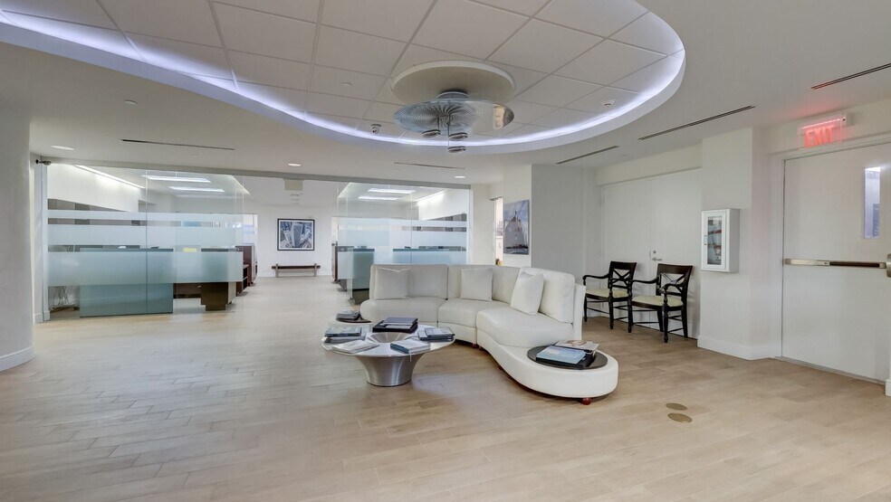 More Photos Of 270 Biscayne Boulevard Way, Miami Hotel For Lease