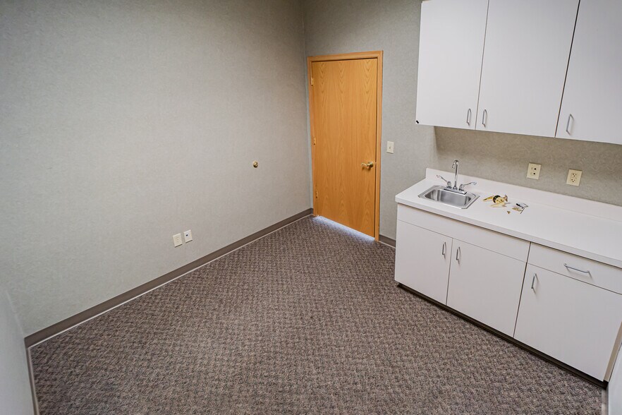 More Photos Of 1730 E Republic Rd, Springfield Unknown For Lease