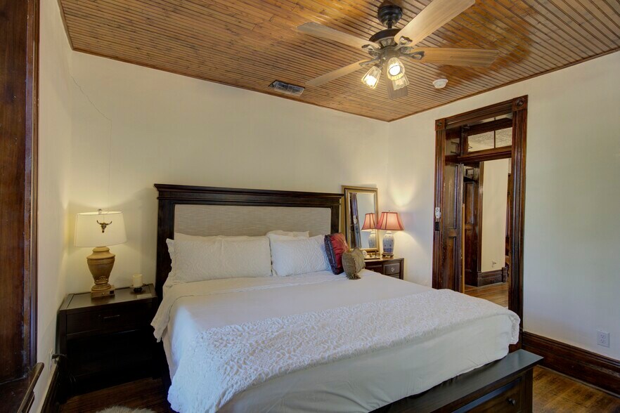 More Photos Of 405 W Avenue E, Alpine Specialty For Sale