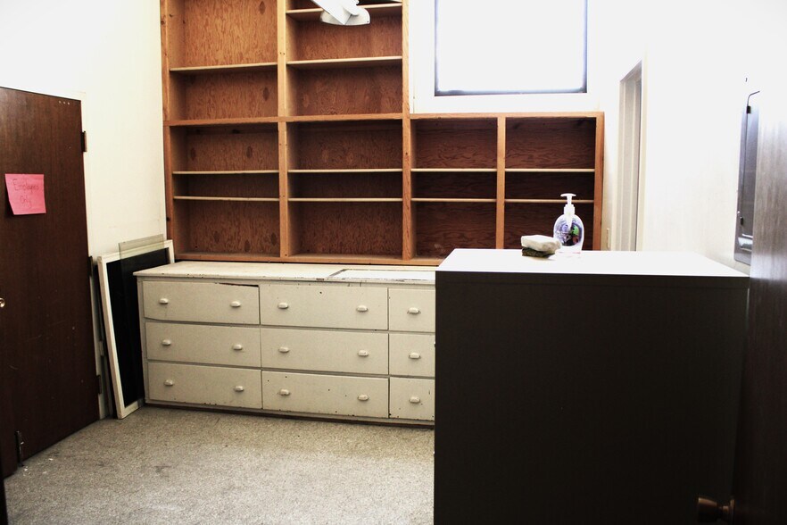 More Photos Of 927 Main St, Evanston General Retail For Lease