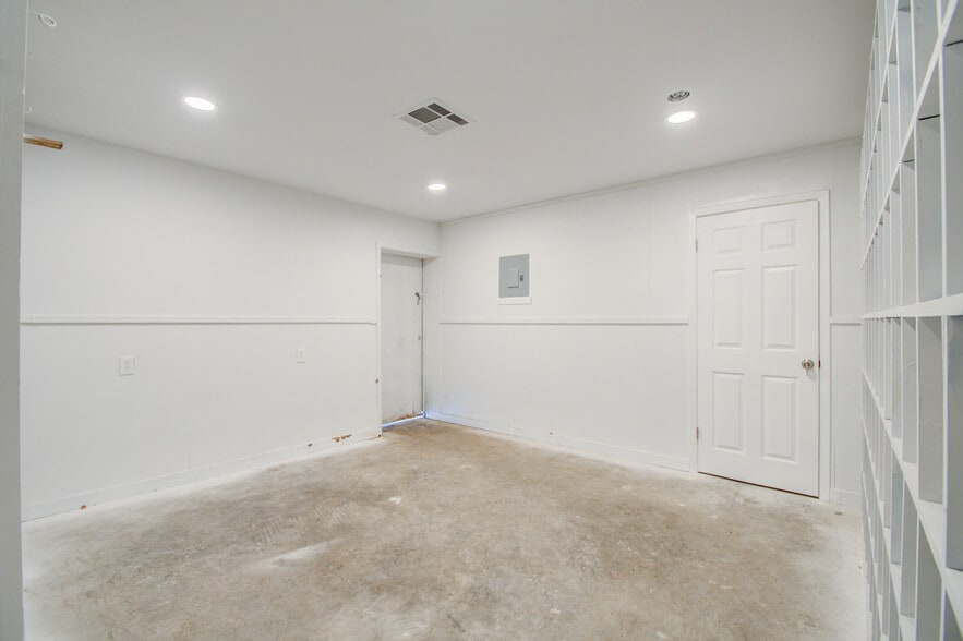 More Photos Of 7002 Bissell Rd, Manvel Manufacturing For Lease