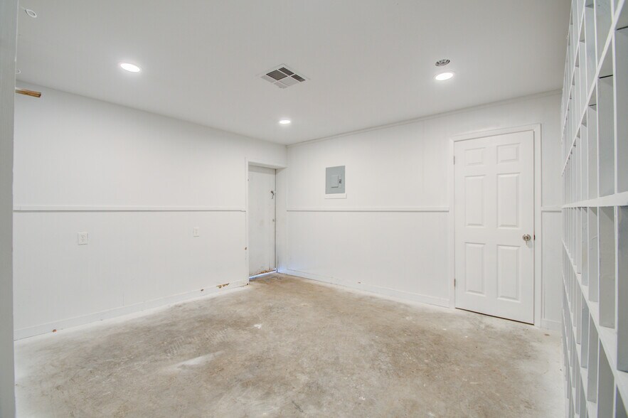 More Photos Of 7002 Bissell Rd, Manvel Manufacturing For Sale