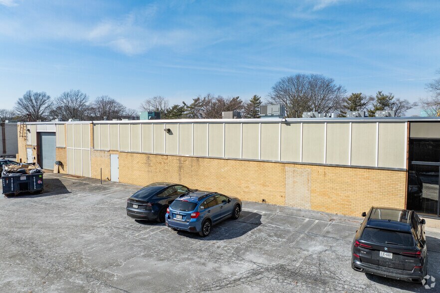 More Photos Of 370 Crossways Park Dr, Woodbury Distribution For Lease