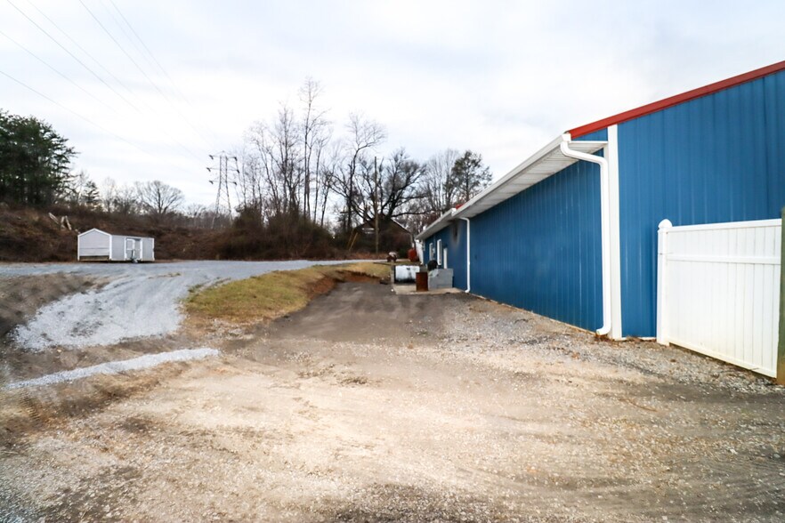More Photos Of 2600 W Lynchburg Salem Tpke, Bedford Flex For Lease