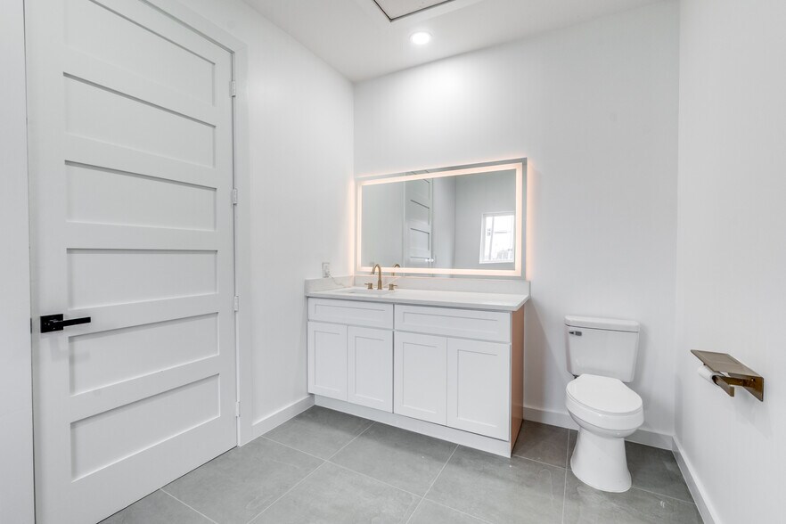 More Photos Of 3617 S Lancaster Rd, Dallas Flex For Lease