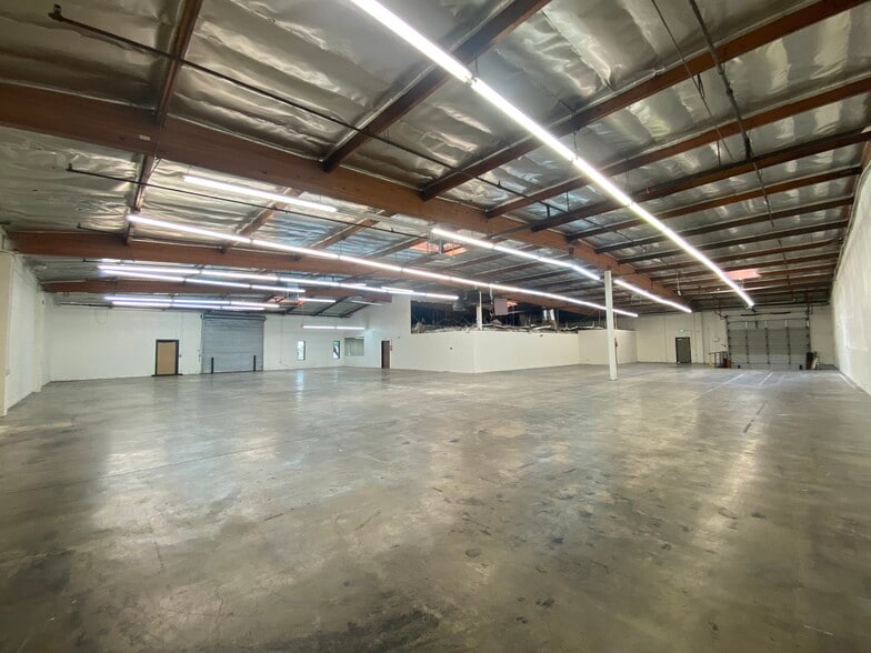 More Photos Of 4514-4518 Vanowen St, Burbank Manufacturing For Lease