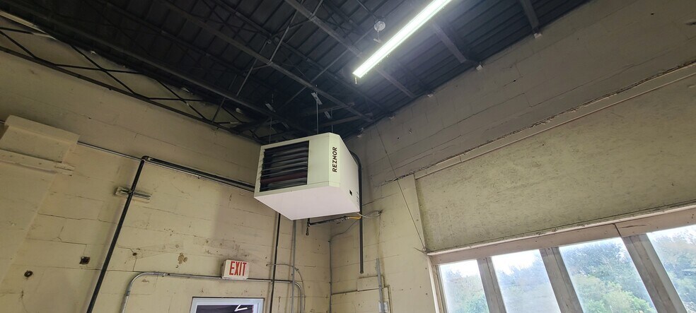 More Photos Of 515 N Lincoln Ave, Bridgeport Light Manufacturing For Lease