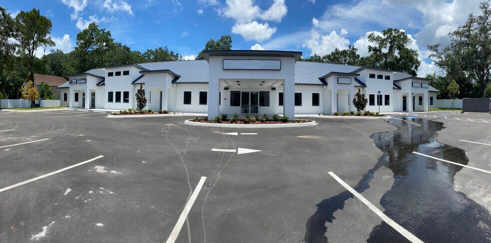 Primary Photo Of 665-677 S Kings Ave, Brandon Medical For Lease