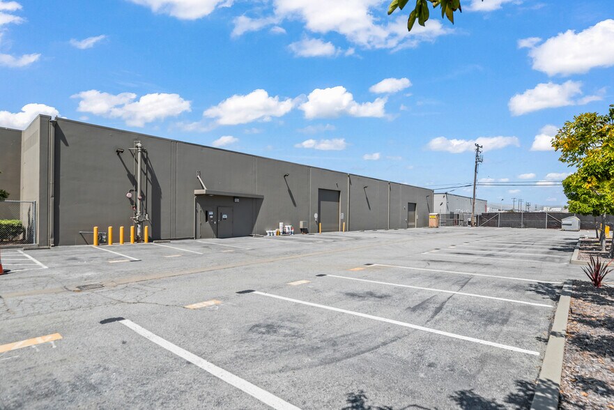 More Photos Of 880 Stanton Rd, Burlingame Warehouse For Lease