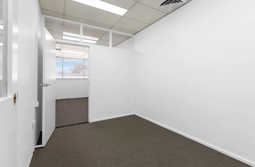 More Photos Of 15 North Mall, Rutherford General Retail For Lease
