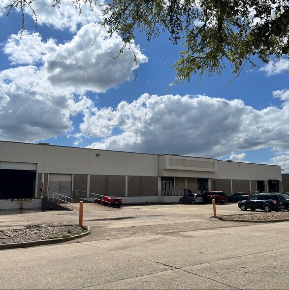 More Photos Of 4120 Billy Mitchell Dr, Addison Distribution For Lease