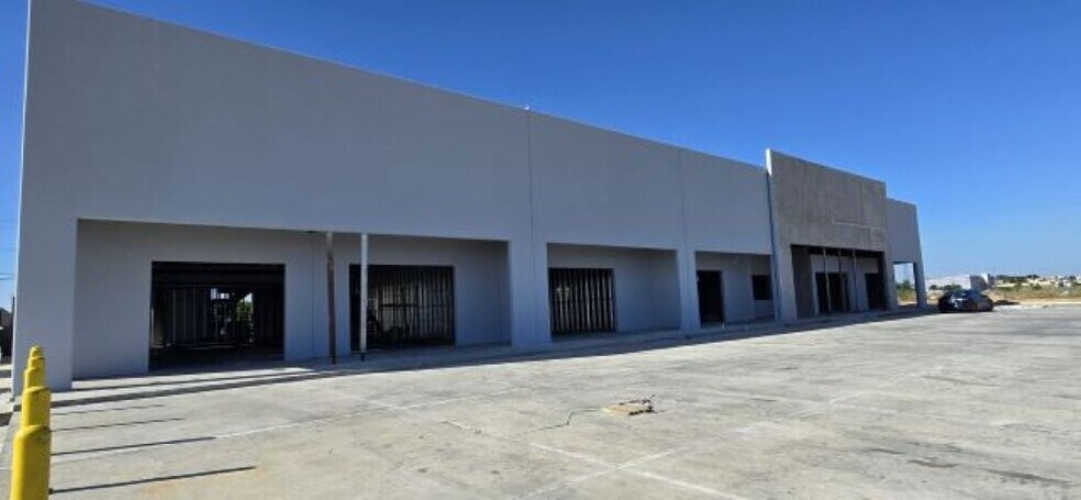 More Photos Of 405 Crossroads St, Laredo General Retail For Lease