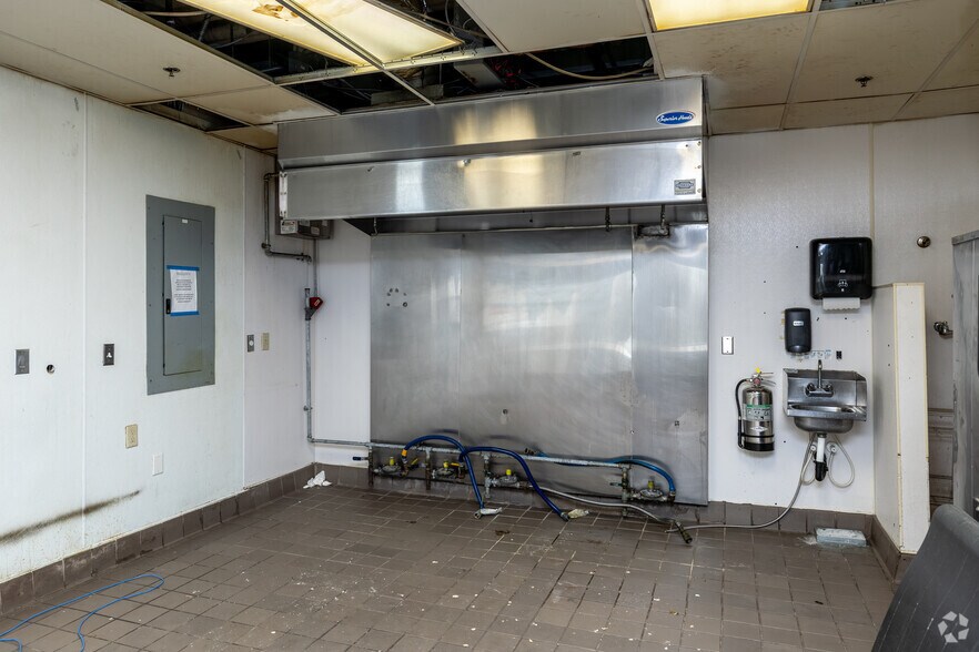 More Photos Of 700 Hennepin Ave, Minneapolis General Retail For Sale