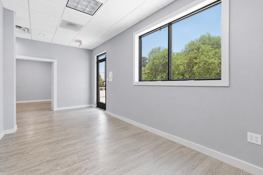 More Photos Of 4714 Shavano Oak, San Antonio Light Distribution For Lease