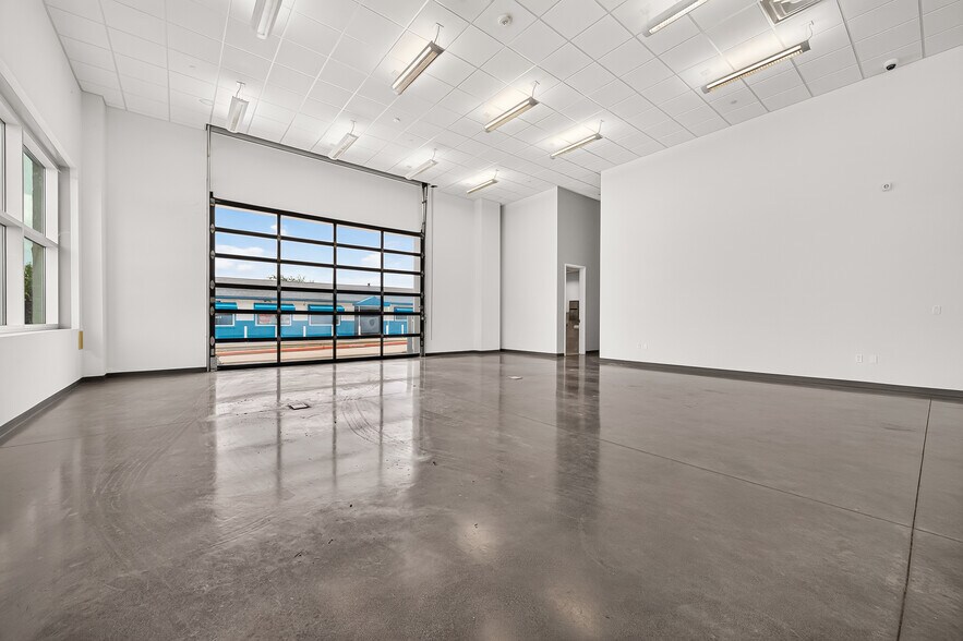 More Photos Of 15135 Bellaire Blvd, Houston Warehouse For Lease