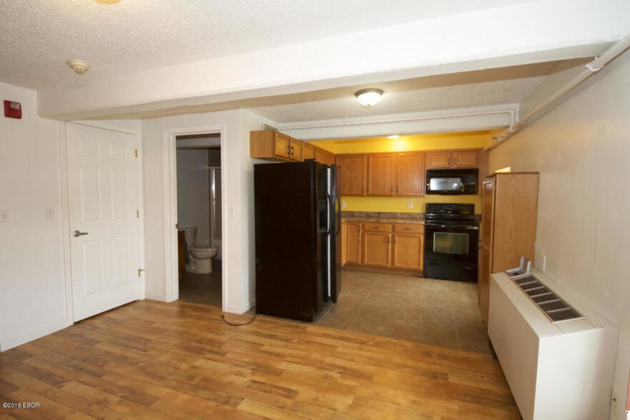 More Photos Of 1051 S Wall St, Carbondale Flex For Sale