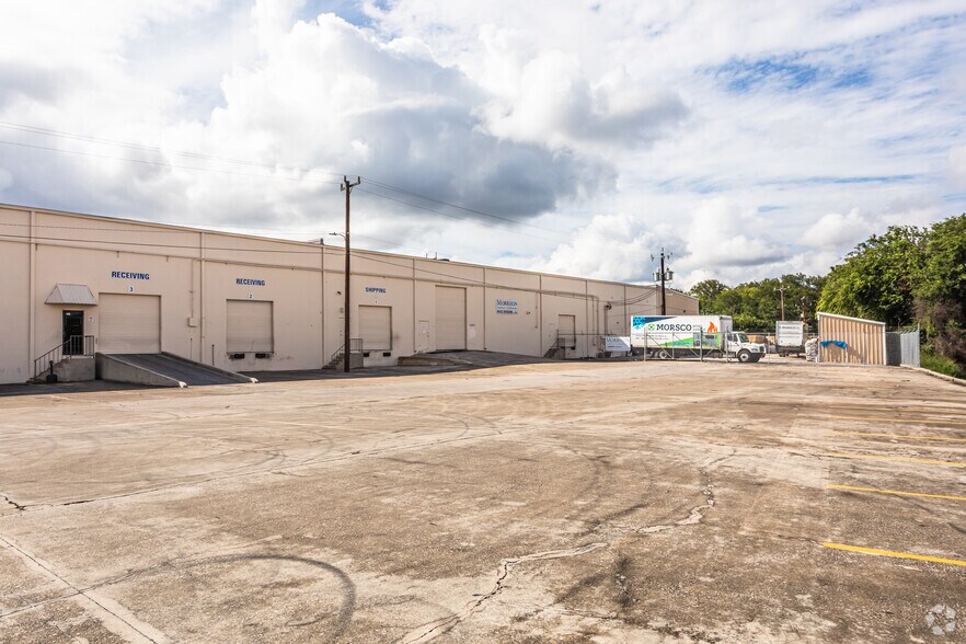More Photos Of 101 E Nakoma St, San Antonio Showroom For Lease