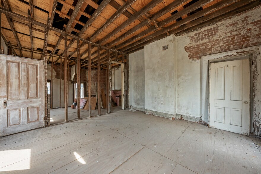 More Photos Of 809 Hall St, Saint Joseph Hospitality For Sale