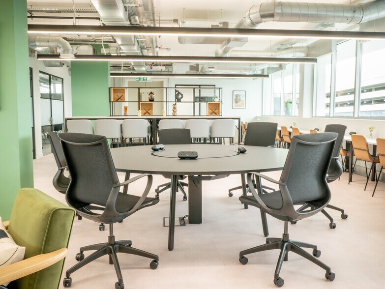 More Photos Of Charles Sq, Bracknell Coworking Space