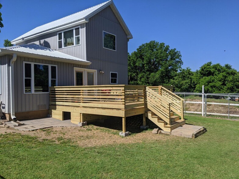 More Photos Of 615 W Benton St, Buffalo Flex For Sale