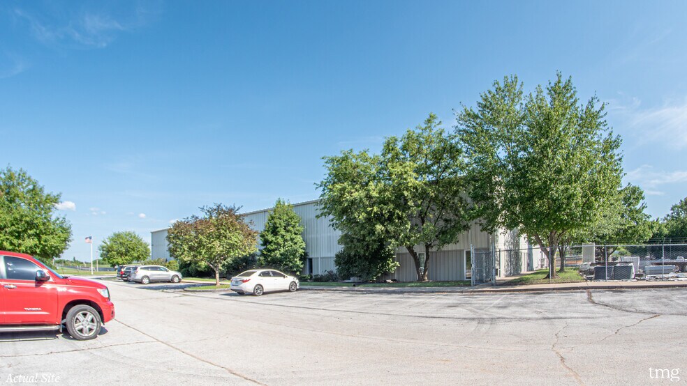 More Photos Of 2715 N Airport Commerce Ave, Springfield Manufacturing For Sale