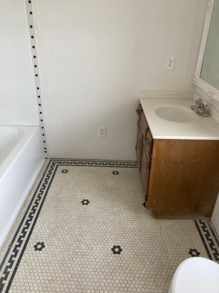 More Photos Of 220 W 80th Ter, Kansas City Storefront Retail Office For Sale