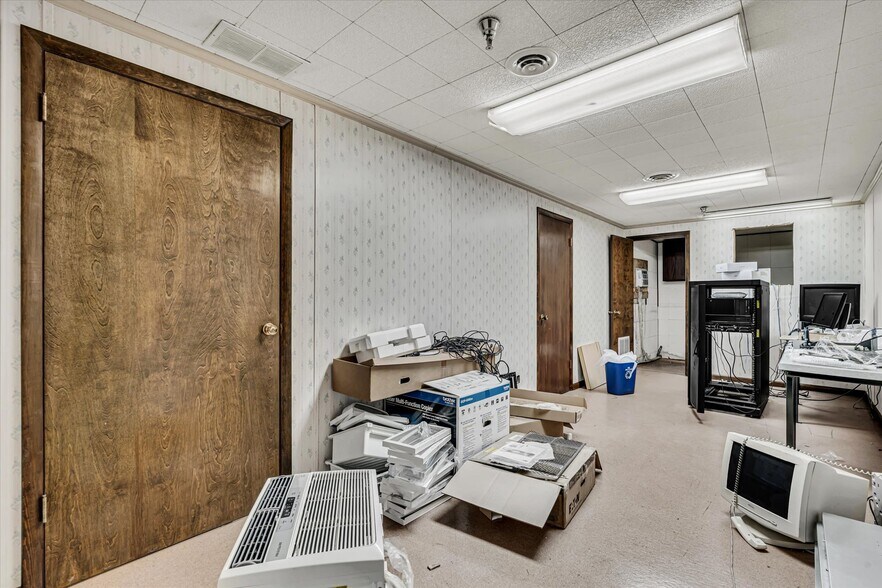 More Photos Of 202 1st St S, Kalona Manufacturing For Sale
