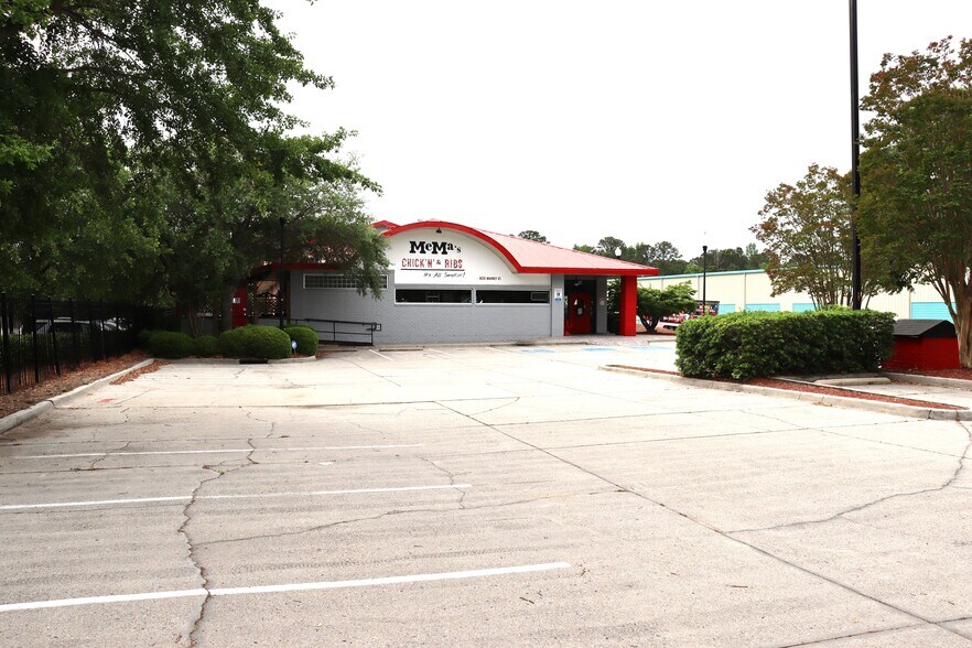 More Photos Of 8232 Market St, Wilmington Freestanding For Sale