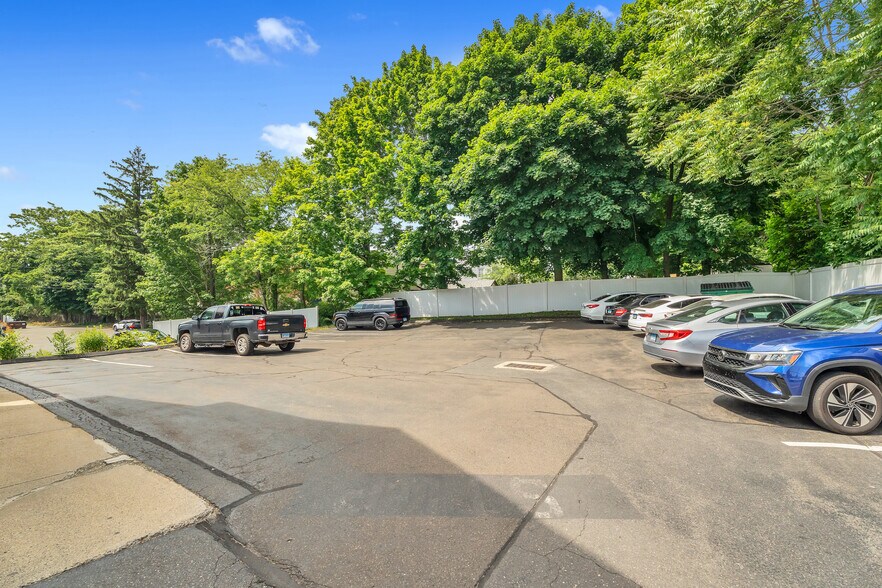 More Photos Of 710 E Main St, Meriden Freestanding For Sale