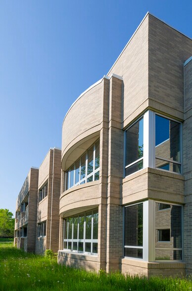 More Photos Of 1 Oak Ridge Dr, Chaska Hotel For Lease