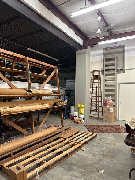More Photos Of 1236 E Washington St, New Castle Showroom For Sale