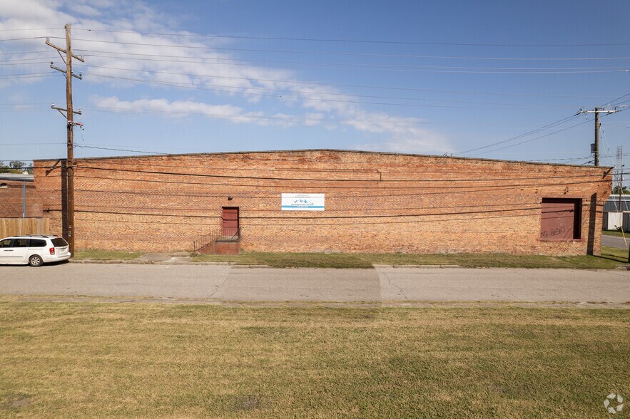 More Photos Of 827 Douglas Ave, Portsmouth Warehouse For Lease