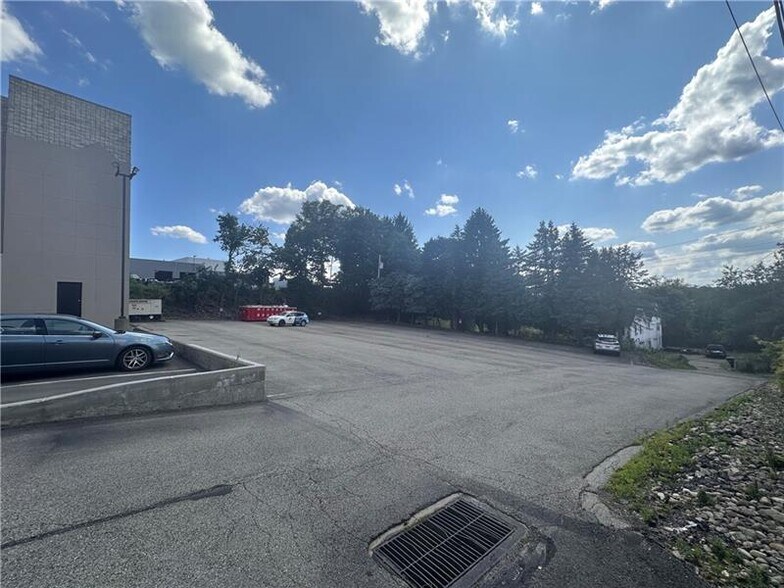 More Photos Of 10431 Perry Hwy, Wexford Office For Sale