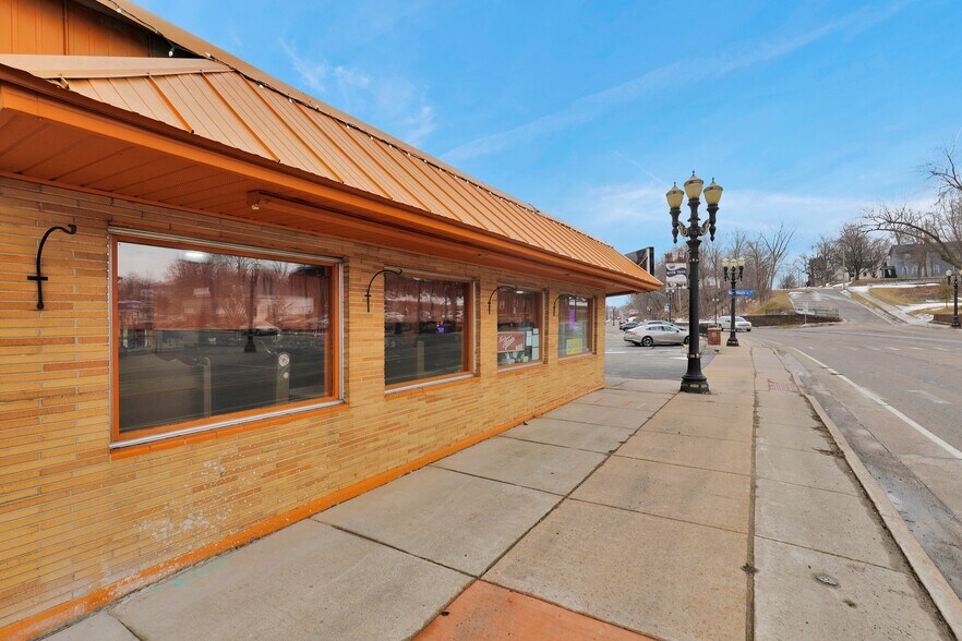 More Photos Of 117 E Grand River Ave, Portland General Retail For Sale