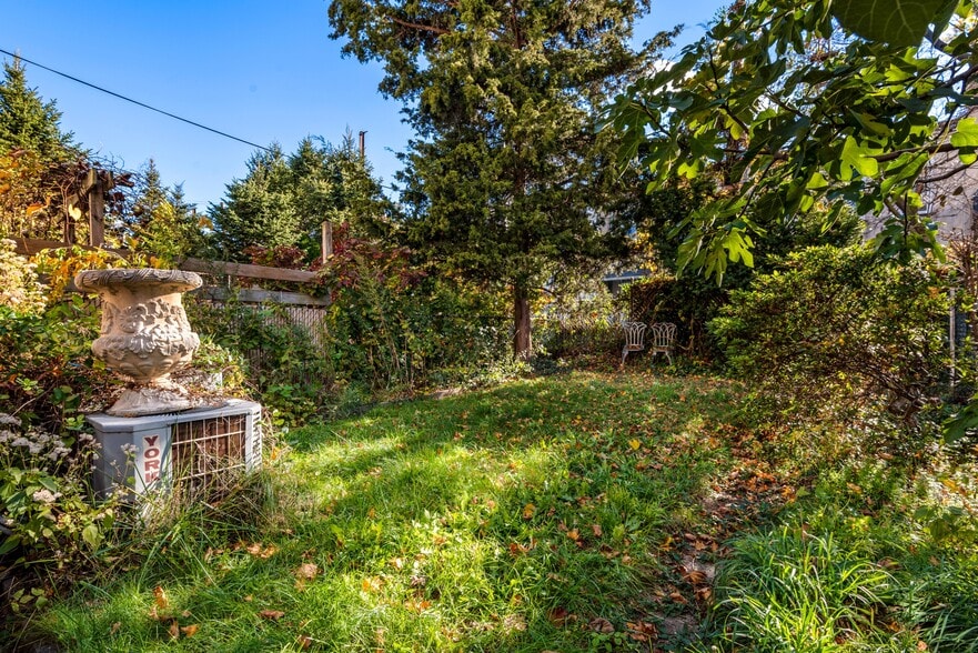 More Photos Of 5918 69th Ave, Ridgewood Office Residential For Lease