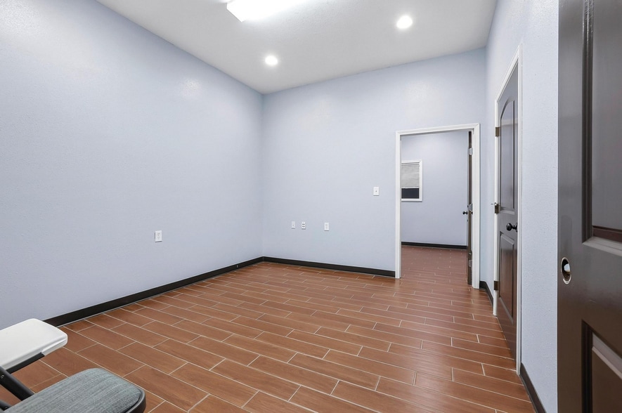 More Photos Of 3301 S State Highway 121, Bonham Showroom For Sale