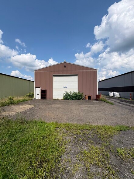 Primary Photo Of 125 Stewart St, Empire Distribution For Lease