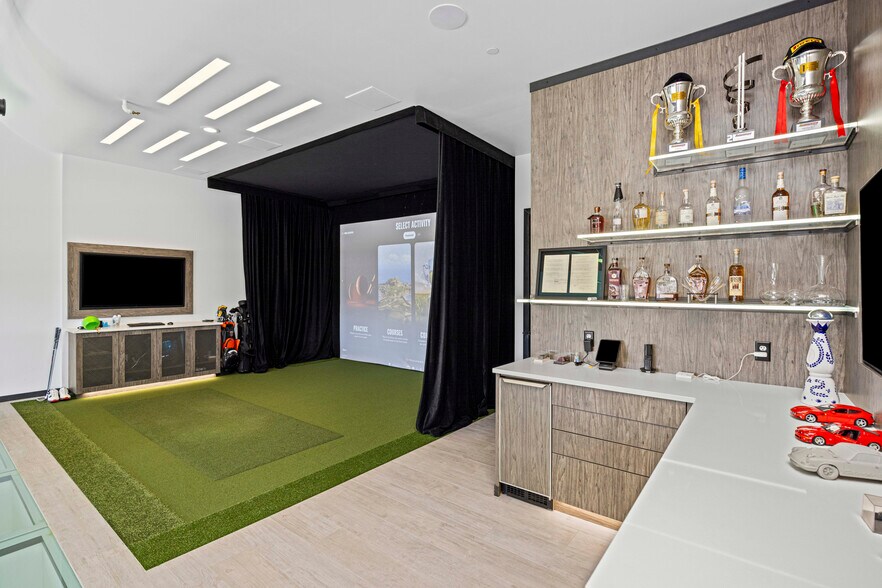 More Photos Of 135 W Speed Way, Pontiac Showroom For Sale