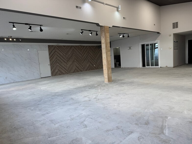 More Photos Of 750 N Rogers Rd, Olathe Showroom For Lease