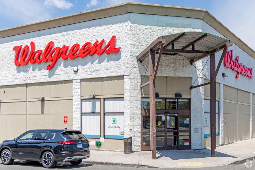 More Photos Of 691 Co-op City Blvd, Bronx General Retail For Lease