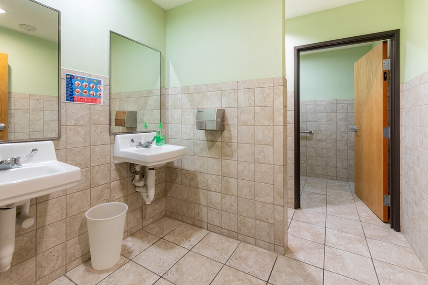 More Photos Of 6409 W Poly Webb Rd, Arlington Schools For Sale