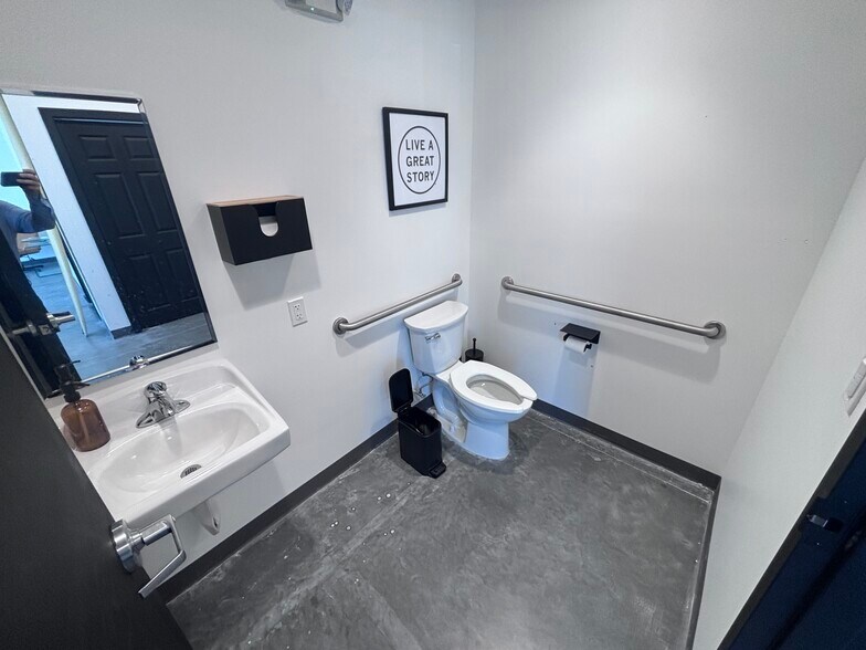 More Photos Of 8170 Uzita Dr, Sarasota Flex For Lease