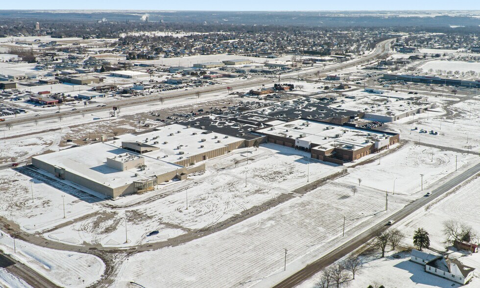 More Photos Of 1607 36th St, Peru General Retail For Sale