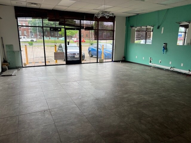More Photos Of 516 S Hampton Rd, Dallas Storefront Retail Office For Lease